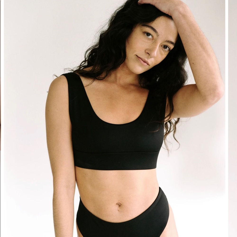 The Sport Scoop Top by Londre